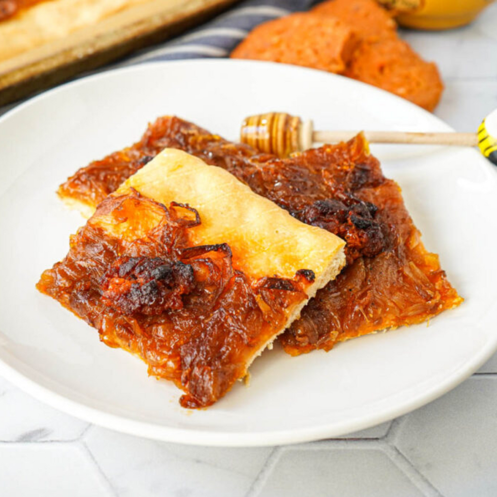 Freshly baked sobrassada and caramelized onion coke, with a golden and crunchy base. The melted and juicy sobrasada combines with the sweetness of the caramelized onion to create a delicious combination of flavors.